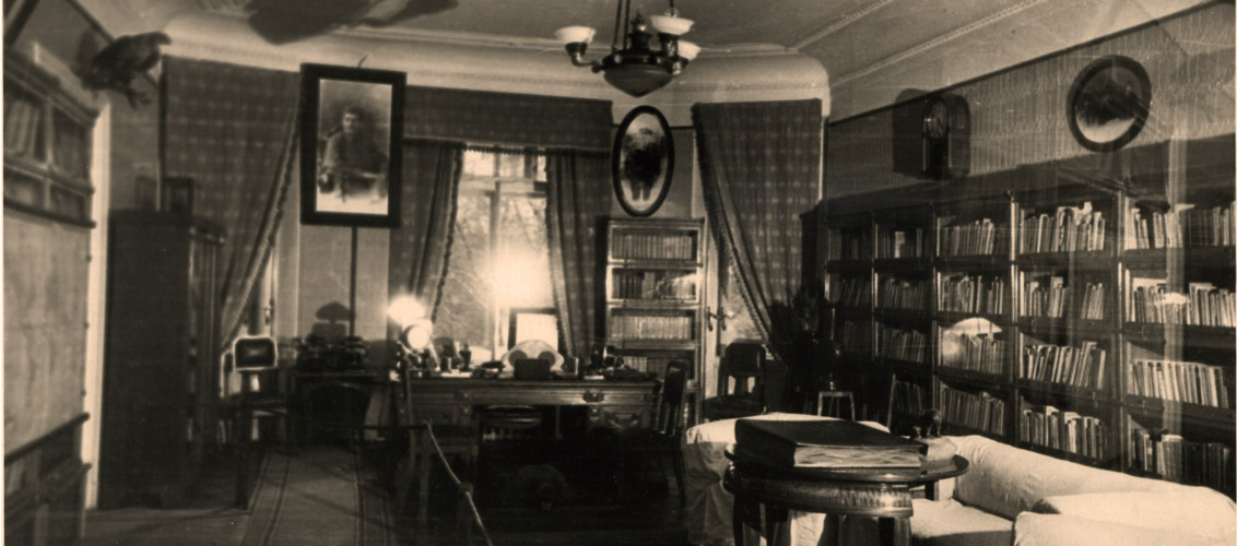 Рабочий кабинет в Меморианой квартире С.М. Кирова. 1950-е гг.